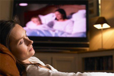 Ngủ gật khi đang dùng các thiết bị điện tử có thể khiến cân nặng tăng nhanh chóng