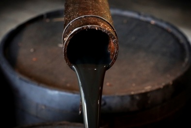 Giá dầu thô tăng vọt sau khi 'rơi xuống đáy' 0 đồng