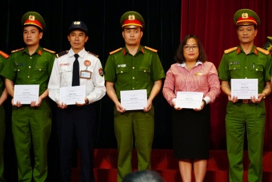 Bộ Công an khen thưởng 2 nhân viên Techcombank kịp thời báo động giúp ngăn chặn vụ cướp tại chi nhánh Sóc Sơn