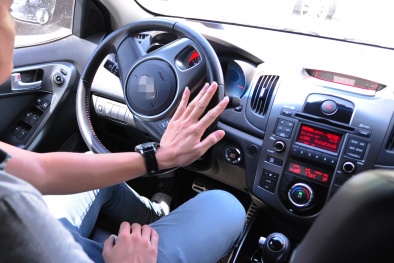 8 kiểu cầm vô lăng ô tô có thể gây tai nạn tài xế nên tránh 