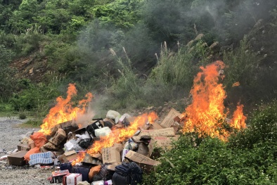 Tiêu hủy nhiều hàng cấm, hàng nhập lậu không rõ nguồn gốc xuất xứ