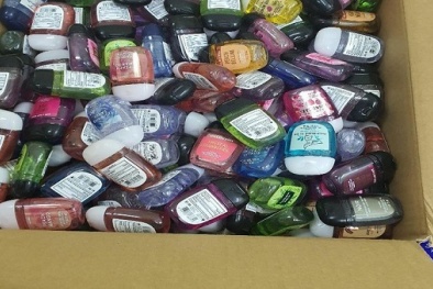 Ngang nhiên kinh doanh lượng lớn thẻ chống virus, khẩu trang, nước sát khuẩn không rõ nguồn gốc