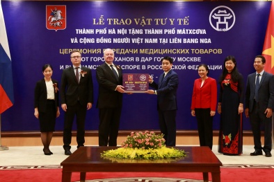 Hà Nội trao tặng vật tư y tế phòng chống dịch Covid-19 cho Mátxcơva