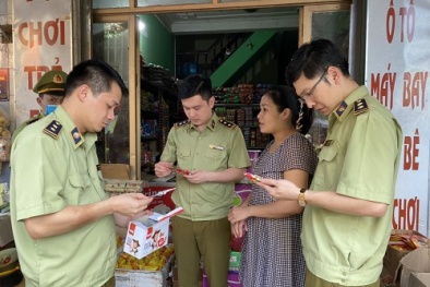 Ngang nhiên bày bán cá tẩm ướp, bánh kem không rõ nguồn gốc xuất xứ