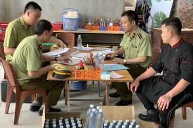 Bán rượu trắng không ghi nhãn, không rõ nguồn gốc xuất xứ tại Lạng Sơn