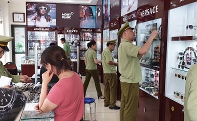 Nhiều cửa hàng bán kính mắt, đồng hồ giả mạo nhãn hiệu nổi tiếng