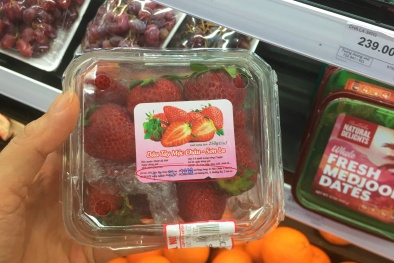 Người tiêu dùng nghi ngờ nguồn gốc dâu tây Mộc Châu bán tại BigC Thăng Long 