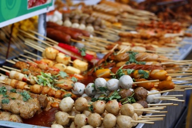 Thâm nhập cơ sở phân phối đồ ăn vặt cổng trường