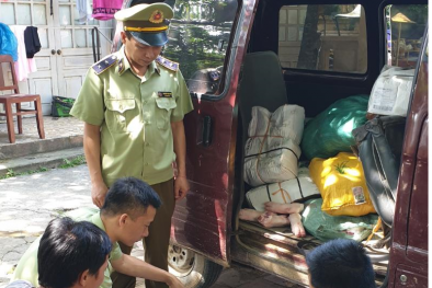 Lượng lớn móng giò lợn đã biến đổi màu sắc, bốc mùi hôi vẫn cố tình thu gom về bán kiếm lời