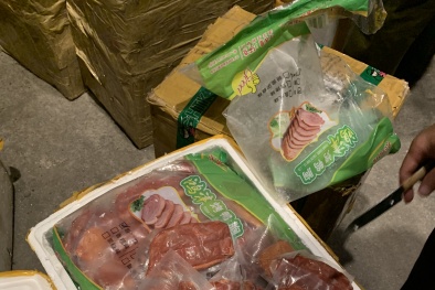 Nghệ An: Phát hiện 550 kg nội tạng gà, ức vịt nướng, xương bò bốc mùi hôi thối