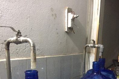 Nước đóng chai sản xuất từ mương nước thải gây xôn xao: Thu hồi khẩn cấp toàn bộ 