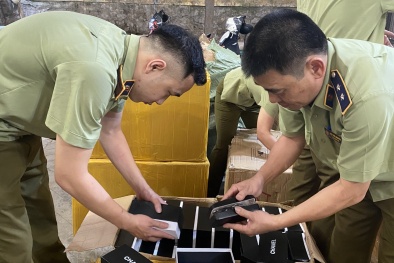 Hàng loạt kính mắt có dấu hiệu giả mạo nhãn hiệu Chanel bị tạm giữ