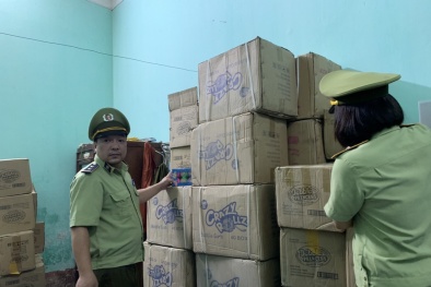 Tạm giữ 560 hộp kẹo Bubble Princess và 280 hộp kẹo Crazy rollz không rõ nguồn gốc