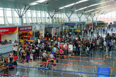 Khách du lịch tấp nập, sân bay Nội Bài ra khuyến cáo