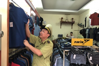 Tạm giữ nhiều sản phẩm quần áo có dấu hiệu giả mạo nhãn hiệu ADIDAS