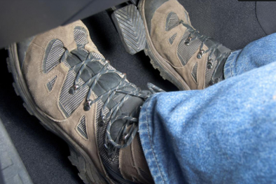 Cảnh báo những lỗi sai gây mất an toàn thường gặp khi lái ô tô số sàn