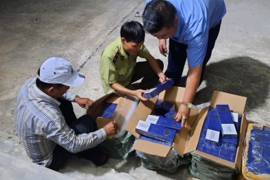 Tạm giữ gần 1.000 bao thuốc lá điếu ngoại nhập lậu