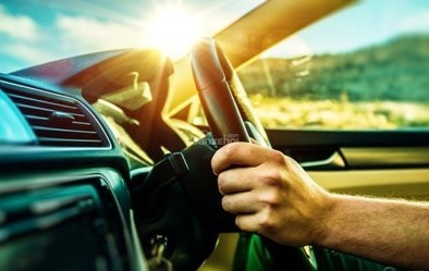 Cảnh báo: Lái xe ô tô mùa hè gây chói mắt và nguyên tắc cần thuộc lòng để tránh tai nạn