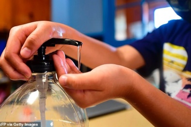 Nguy hiểm khó lường khi sử dụng sai các chất khử trùng tay