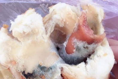 Bán bánh mì mốc, cửa hàng kinh doanh bị xử phạt 27,5 triệu đồng