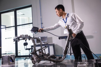 Xe máy điện VinFast bị 'tra tấn' thế nào trước khi đến tay khách hàng?