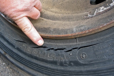Cảnh báo bỏ qua dấu hiệu lốp ô tô bị lão nguy cơ lớn gây tai nạn