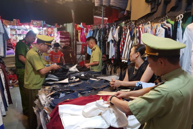 Nhiều cửa hàng kinh doanh lén lút bán quần áo thời trang giả mạo nhãn hiệu 