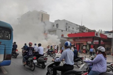 Ô tô bốc cháy dữ dội khi vào đổ xăng do tài xế quên đổ nước làm mát