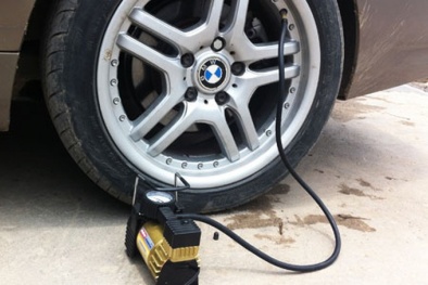 Dùng bơm lốp ô tô mini điện sai cách khiến ô tô nhanh hỏng, tính mạng bị đe dọa