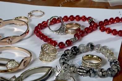 ‘Méo mặt’ vì mua vòng ngọc nhận được vòng nhựa kém chất lượng trên mạng xã hội