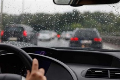 Những thiết bị công nghệ hỗ trợ giúp ô tô di chuyển an toàn trong mùa mưa