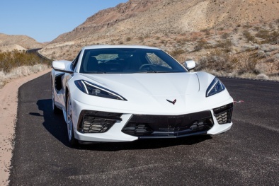 Siêu xe thể thao Chevrolet Corvette C8 2020 dính lỗi nắp capô tự bung khi đang chạy