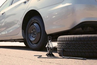 Những mối nguy tiềm tàng cần tránh tuyệt đối khi thay lốp ô tô dự phòng