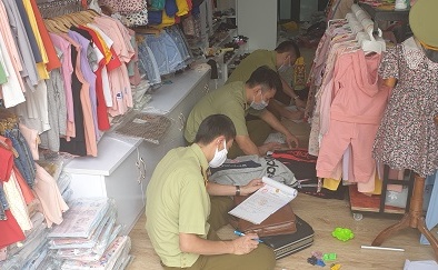 Bất chấp vi phạm, nhiều cơ sở vẫn ngang nhiên bán hàng hóa thời trang giả mạo nhãn hiệu
