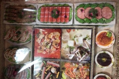 Thị trường vàng mã cúng 'cô hồn': 'Set' lẩu, trà sữa, lợn quay bằng vàng mã được rao bán