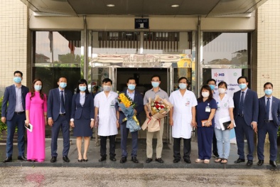 Trao tặng 2 xe cứu thương do MB tài trợ cho Bệnh viện Bạch Mai