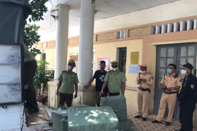 Tạm giữ lượng lớn kính giả mạo nhãn hiệu, máy mát xa cổ không rõ nguồn gốc