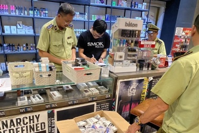 Quản lý thị trường Hà Nội xử lý cơ sở bán thuốc lá điện tử số lượng lớn