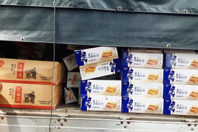 Bắt giữ lô hàng hơn 45.000 chiếc bánh bông lan nghi nhập lậu