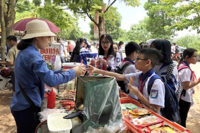 Cảnh báo an toàn thực phẩm từ những gánh hàng rong ‘bao vây’ cổng trường 