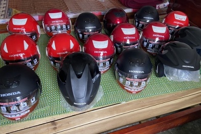 Mũ bảo hiểm giả mạo nhãn hiệu bày bán công khai, hệ luỵ khôn lường