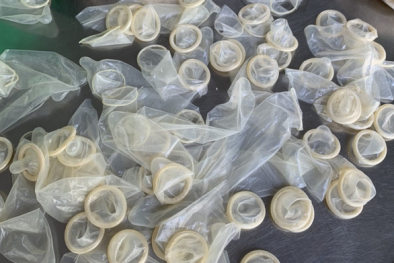 Phát hiện cơ sở tái chế hàng trăm ngàn bao cao su đã qua sử dụng