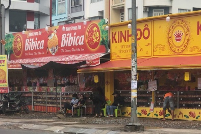 TP.HCM: Treo biển 'mua 1 tặng 1', cửa hàng bánh trung thu vẫn đìu hiu khách