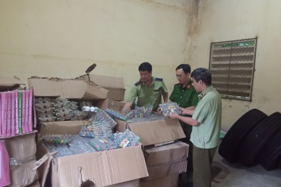 Tập kết lượng lớn vỉ kẹo đồ chơi trẻ em nhập lậu chờ xuất bán mùa Trung thu