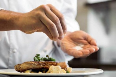 WHO cảnh báo - quá nguy hiểm khi người Việt ăn gần gấp đôi lượng muối cho phép 