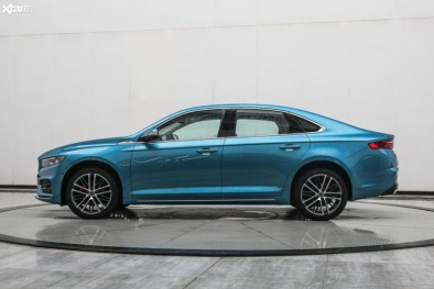 Chiếc ô tô Trung Quốc 4 chỗ hạng sang đẹp long lanh giá chỉ hơn 400 triệu có gì hấp dẫn?