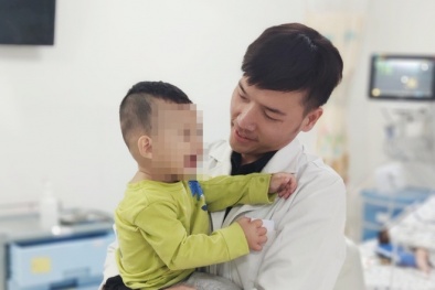 Trẻ uống nhầm dầu xoa bóp do sơ ý của người lớn, cần thận trọng khi cất giữ 