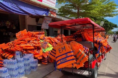 Áo phao cứu sinh 'cháy hàng'