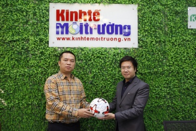 Bán đấu giá trái bóng có chữ ký HLV Park Hang-seo ủng hộ đồng bào miền Trung bị lũ lụt
