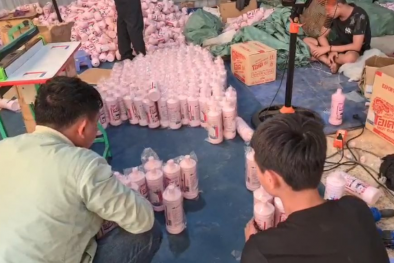 Phát hiện xưởng sản xuất nghìn chai dung dịch vệ sinh giả loạt thương hiệu lớn